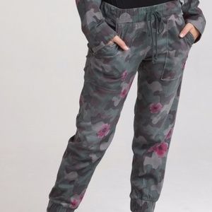 Bella Dahl Floral Camo Joggers (Size S)